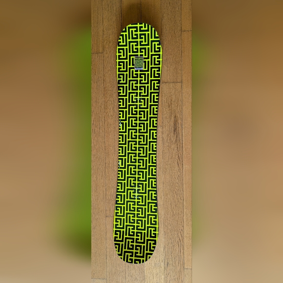 BALMAIN X Rossignol Snowboard 58 Inches / 149cm Collector. New. RRP: $5995 - Picture 6 of 16